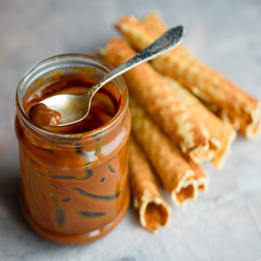 Barquillos o cuchuflís caseros rellenos con manjar